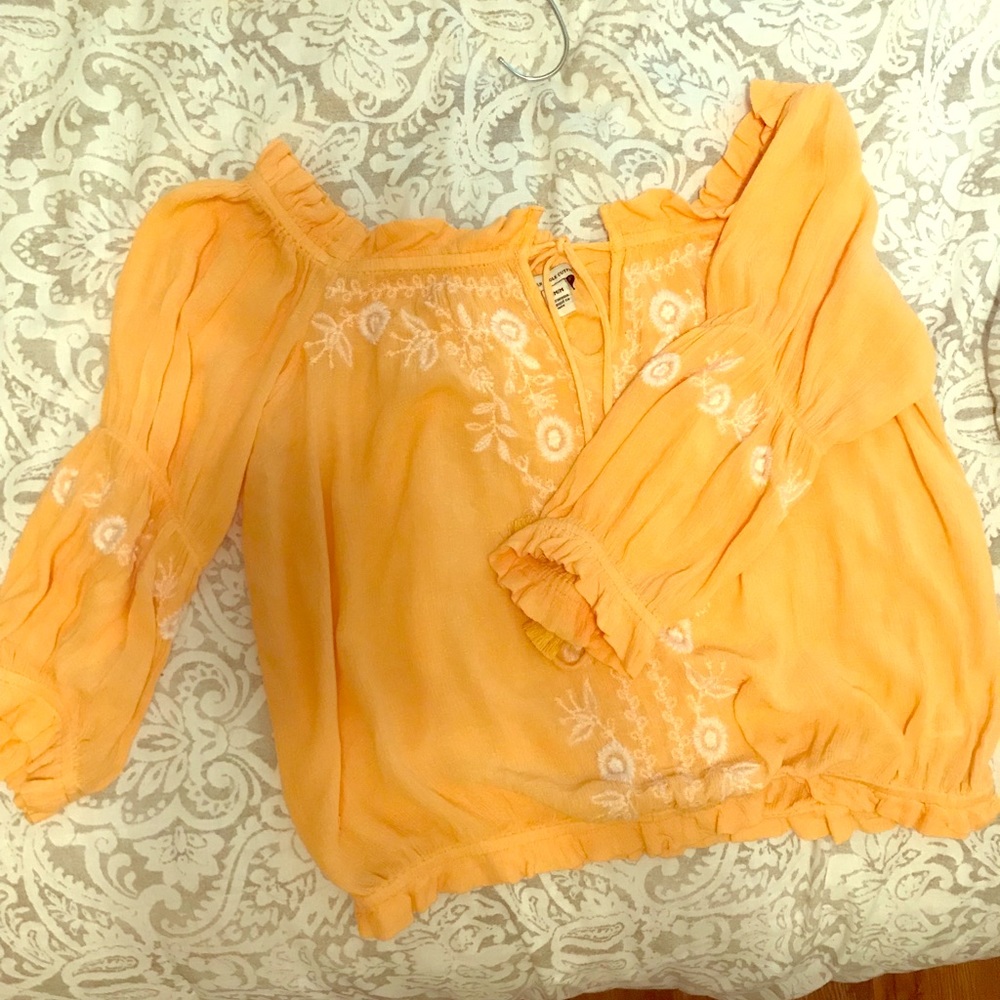 NICE YELLOW OFF THE SHOULDER TOP! Love this top i